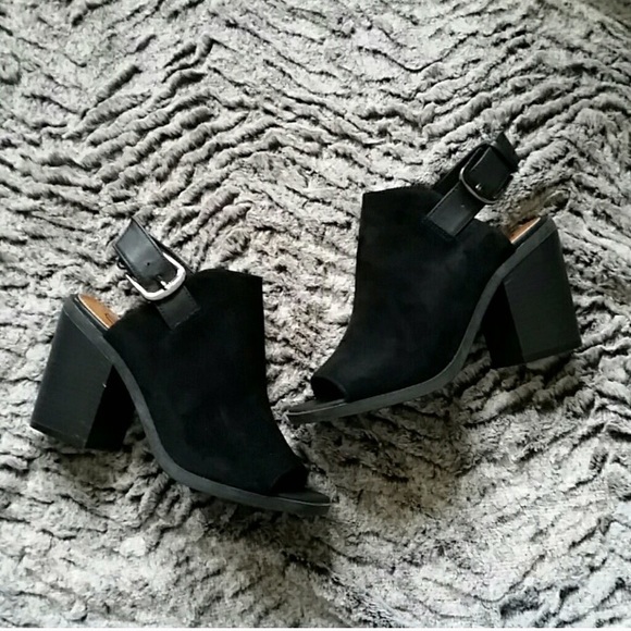Shoes - Cut out black booties